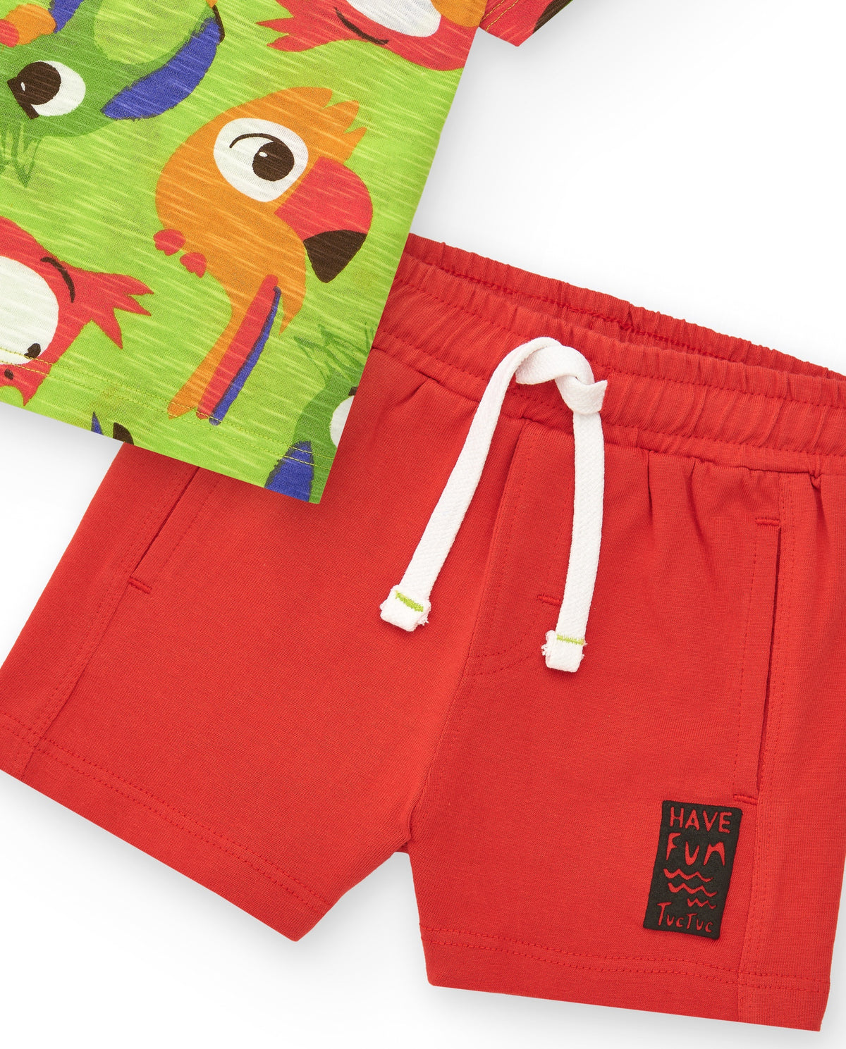 Conjunto para niño con camiseta de loros y bermuda roja