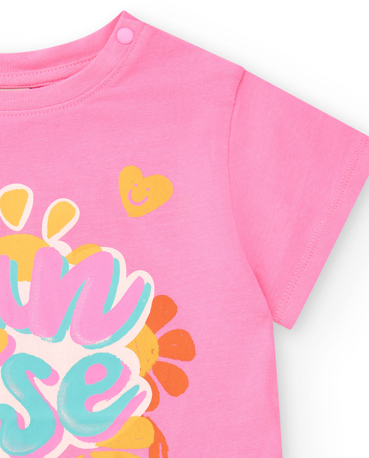 Camiseta rosa para niña con frases y detalles decorativos