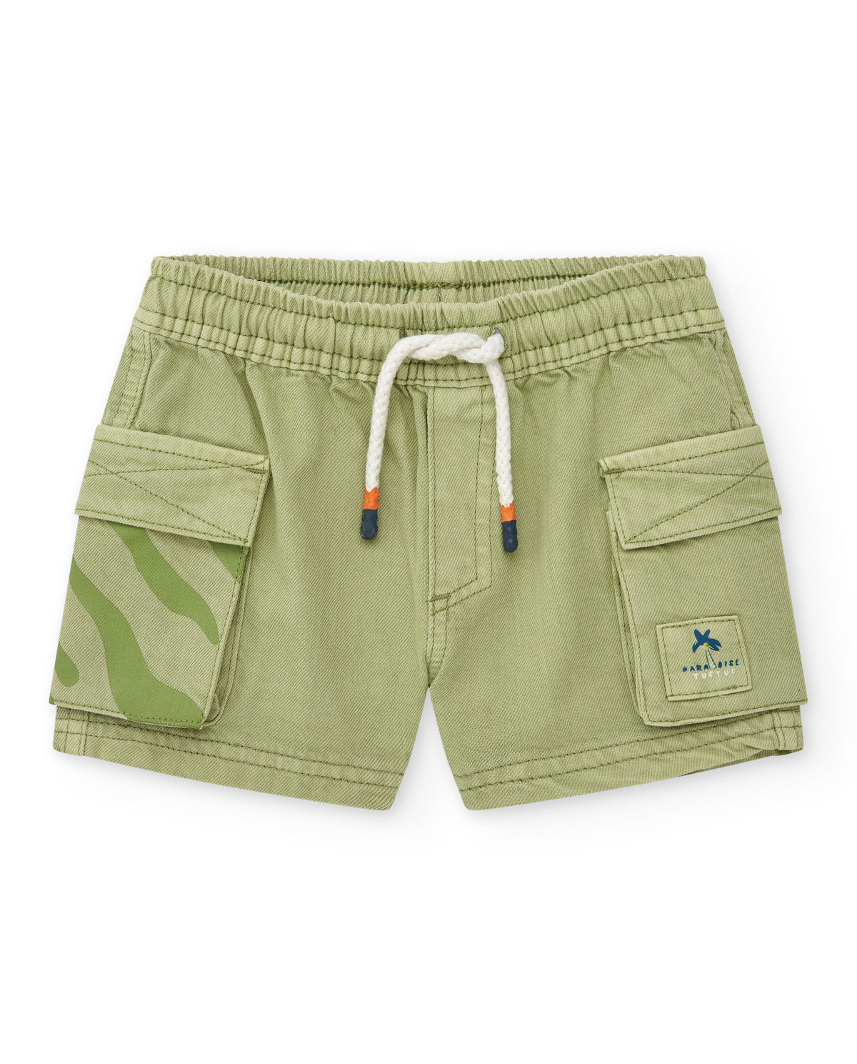Bermuda verde de sarga para niño con bolsillos cargo y cordón