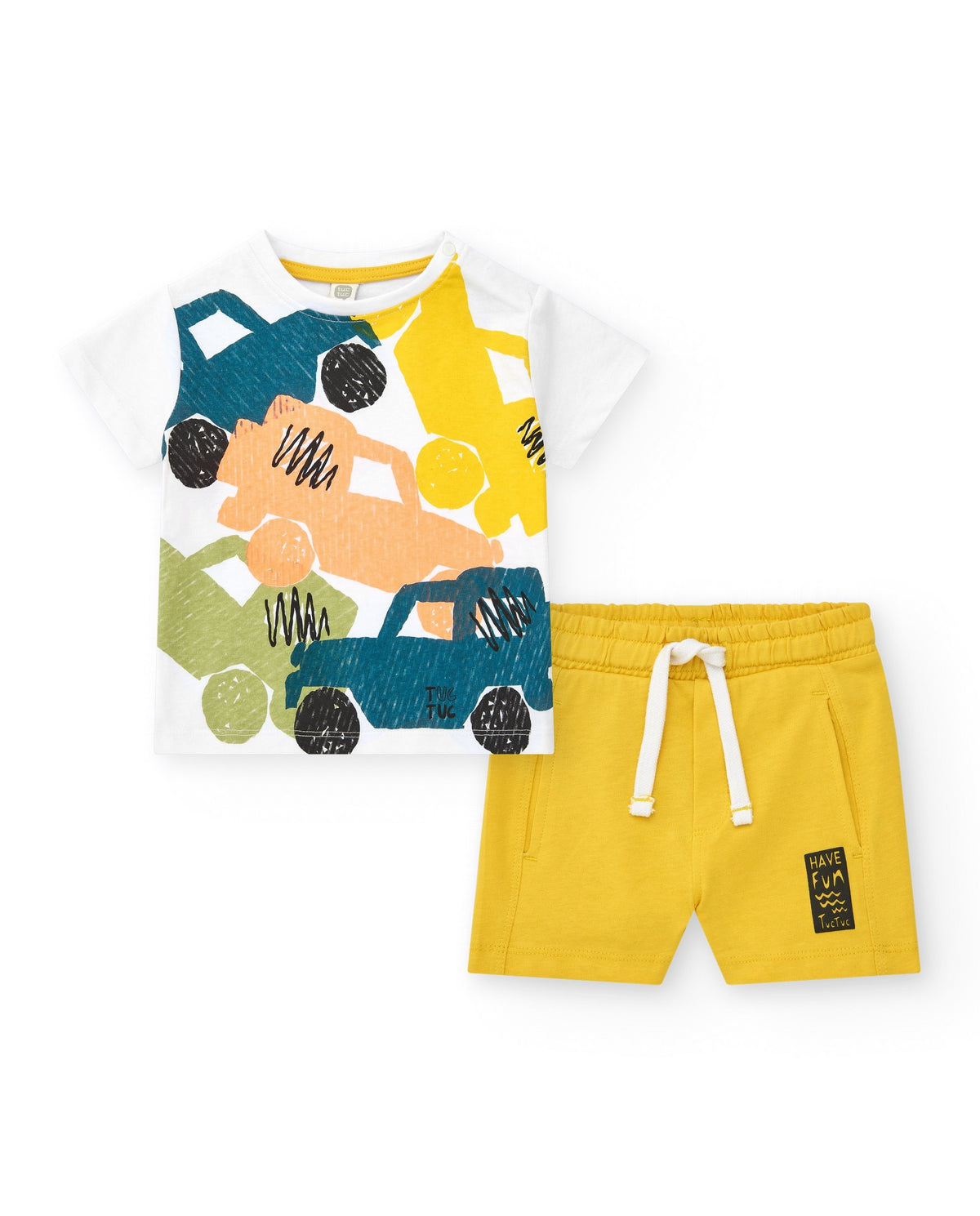 Conjunto para niño con camiseta de coches y bermuda amarilla