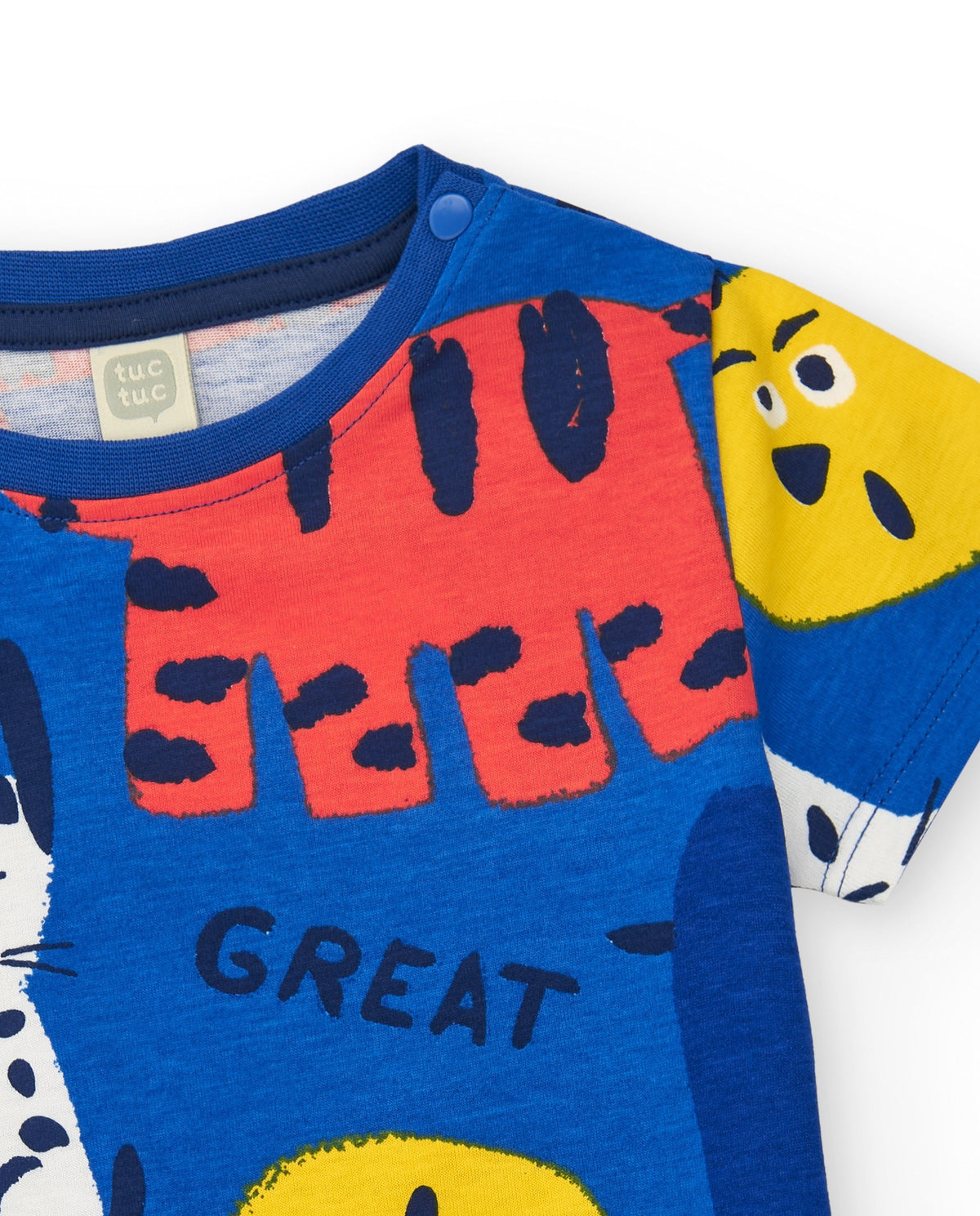 Camiseta para niño en azul con estampado natural y cierre en el