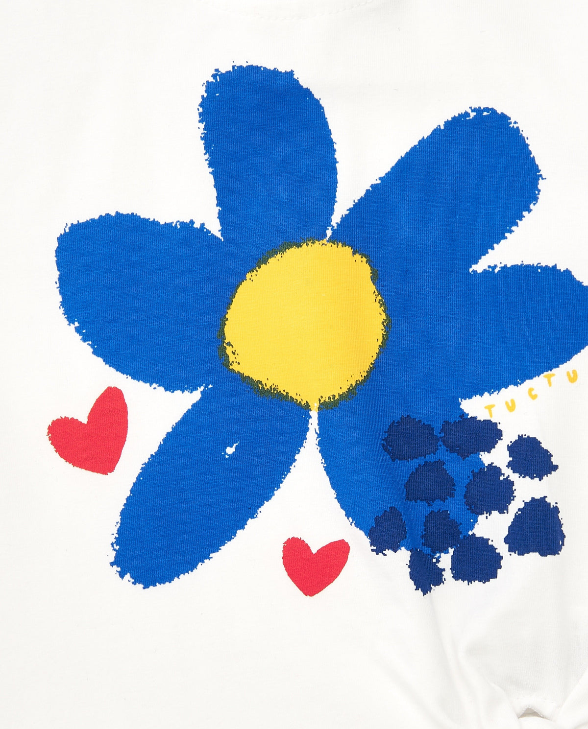Camiseta para niña en blanco con flor azul y corazones