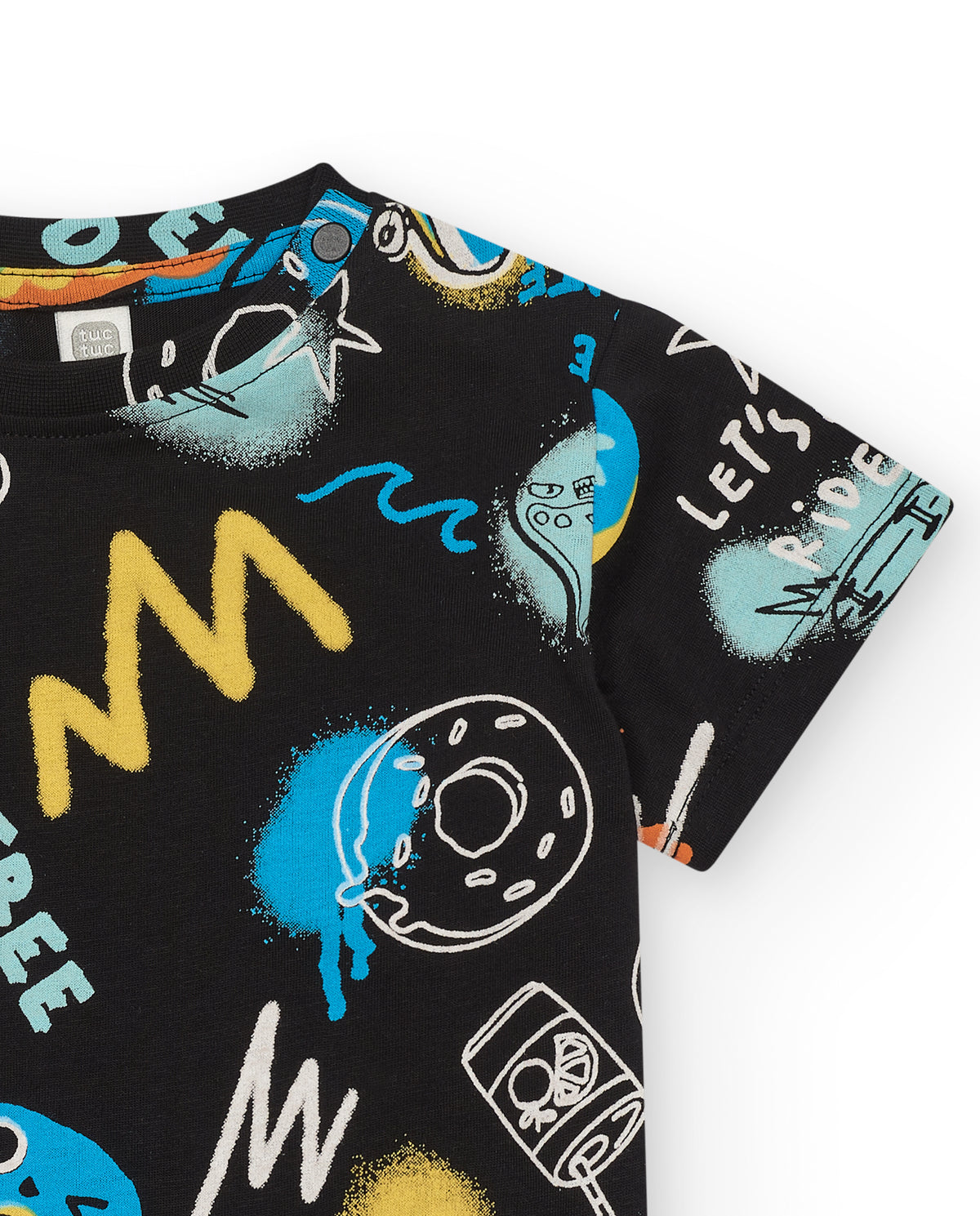 Camiseta para niño en negro con patinetas y donuts