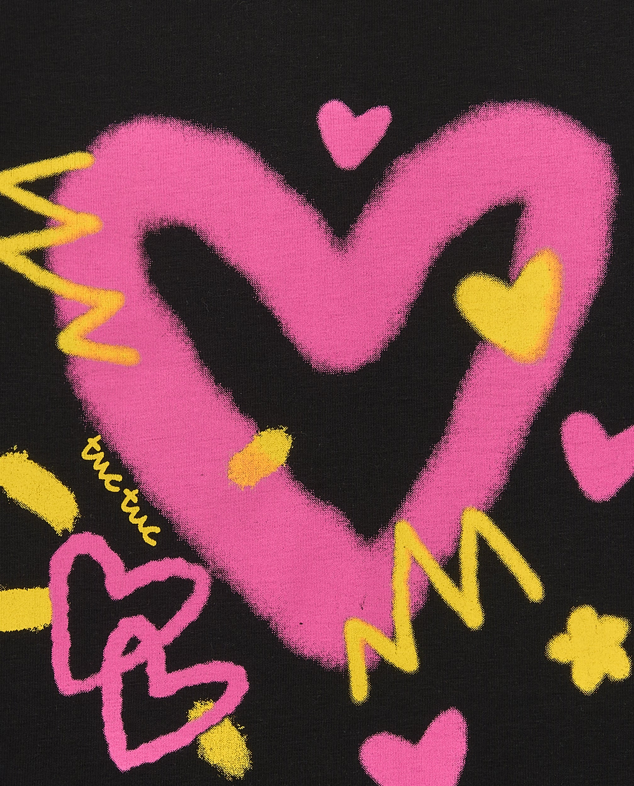 Camiseta para niña en negro con corazones vibrantes