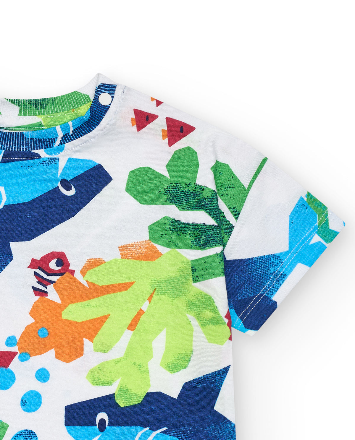 Camiseta para niño en blanco con peces y plantas marinas