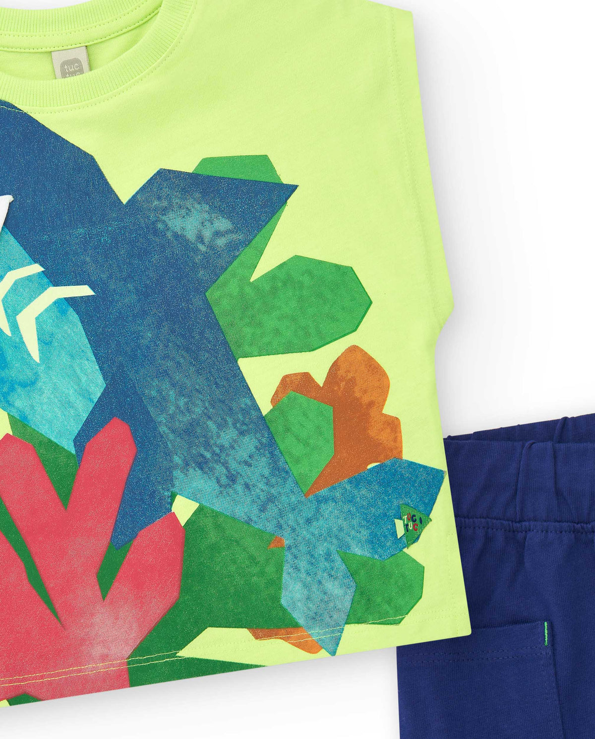 Conjunto para niño con camiseta de tiburón y short azul