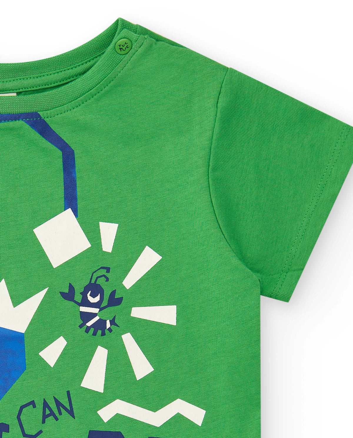 Camiseta para niño en verde con tiburón y figuras geométricas