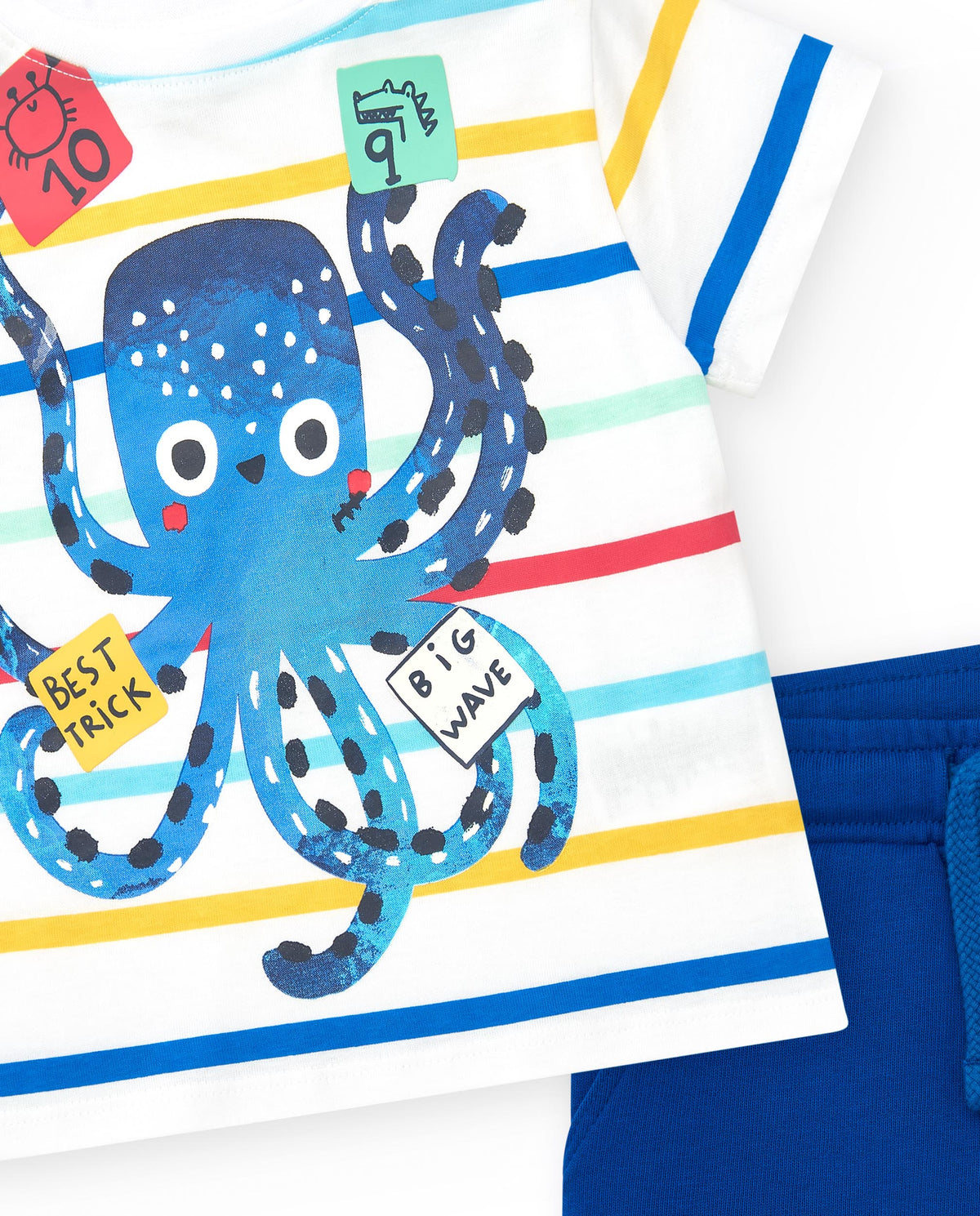 Conjunto para niño con camiseta de rayas y bermuda azul