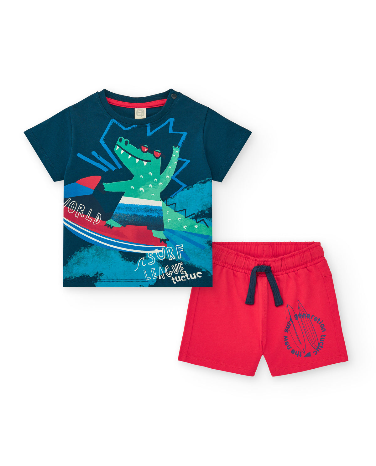 Conjunto para niño con camiseta azul y bermuda roja con tablas