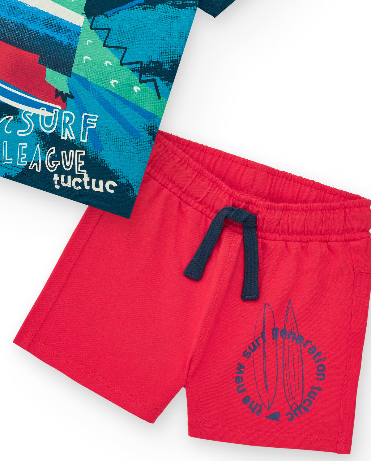 Conjunto para niño con camiseta azul y bermuda roja con tablas