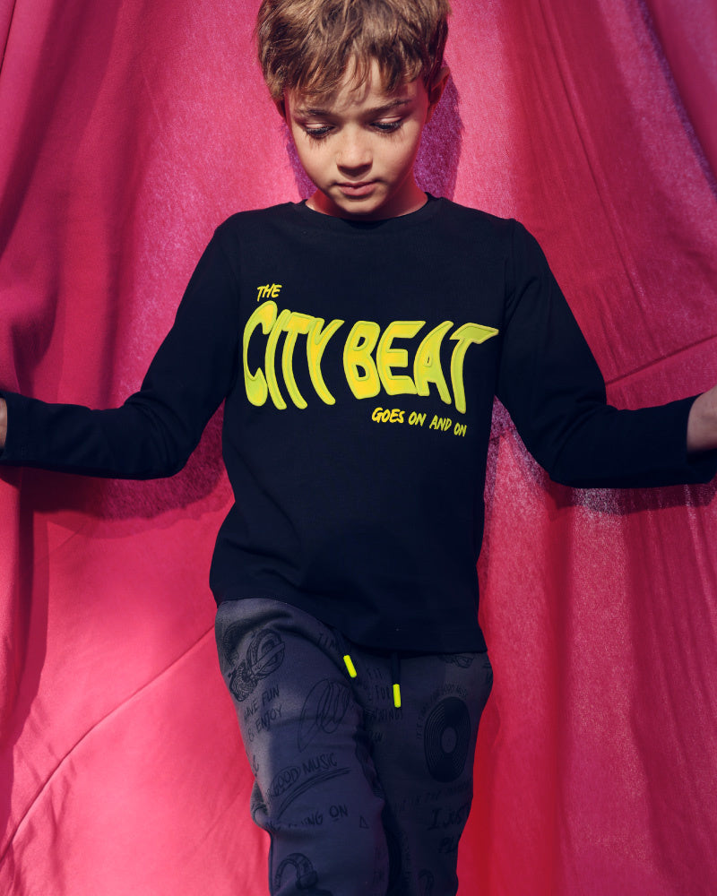 Camiseta negra con mensaje "The City Beat" para niño de la