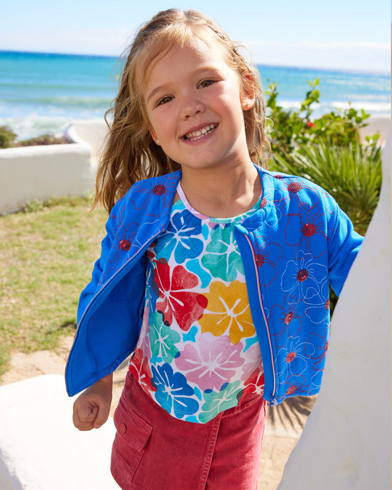 Camiseta para niña con diseño halter y estampado floral vibrante