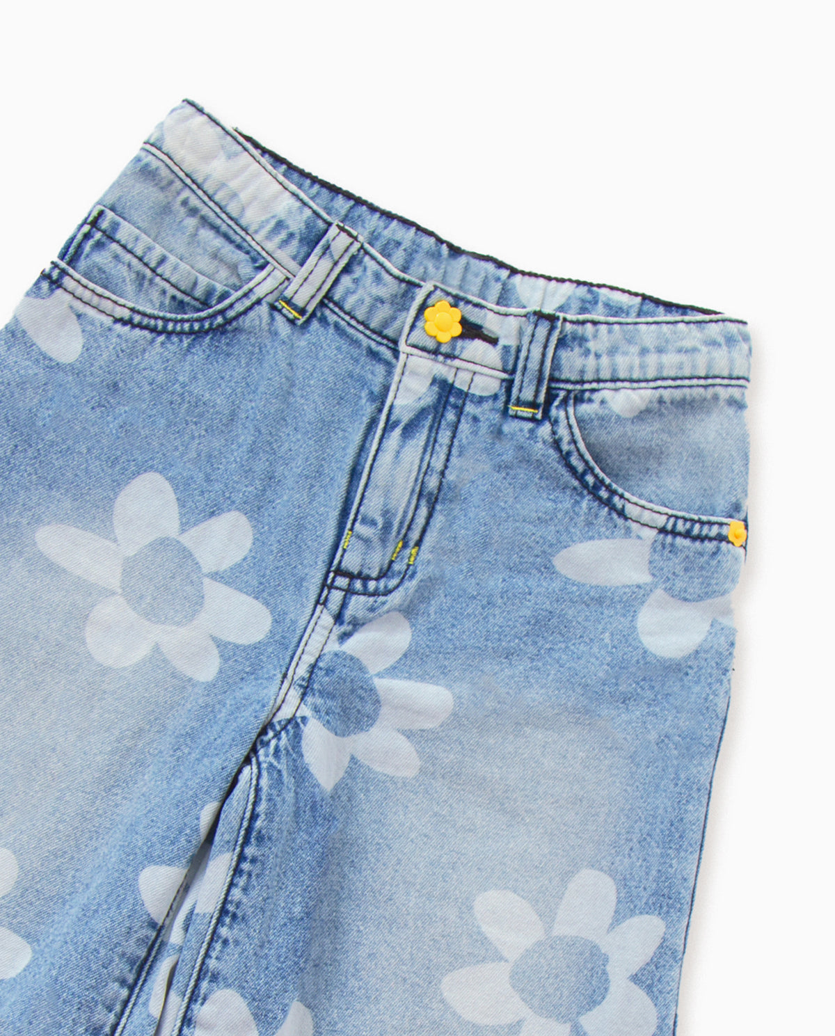 Bermuda niña en denim azul con estampado de flores