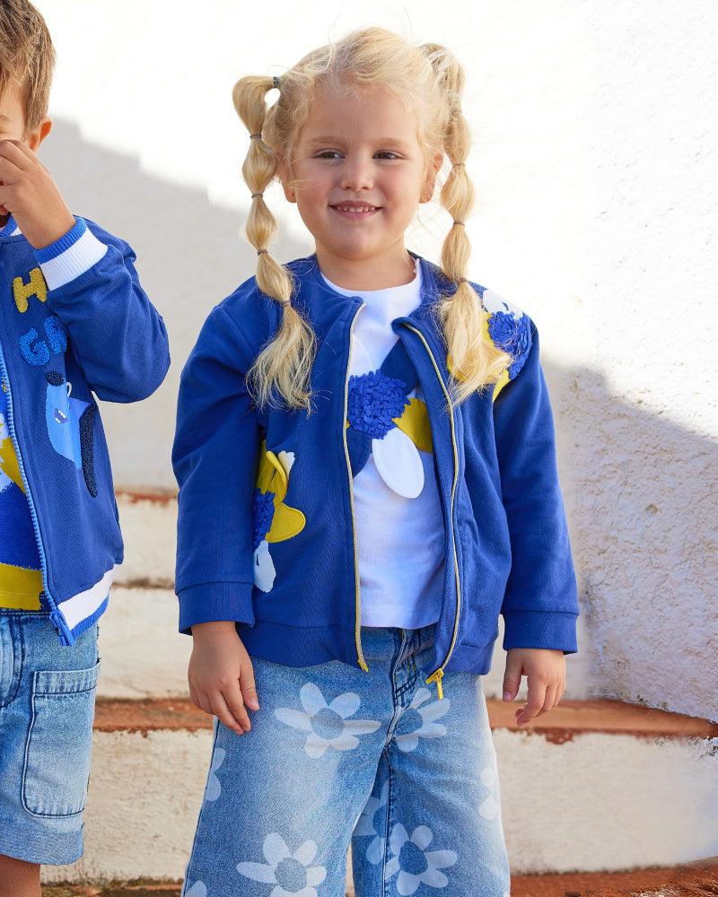 Chaqueta de felpa para niña en azul con apliques de flores y