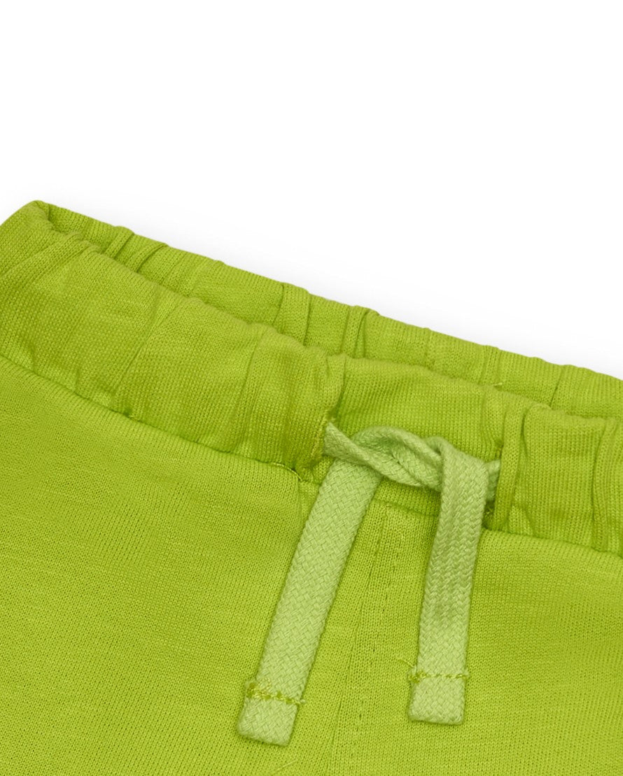 Bermuda verde para niño con bolsillos y cordón ajustable