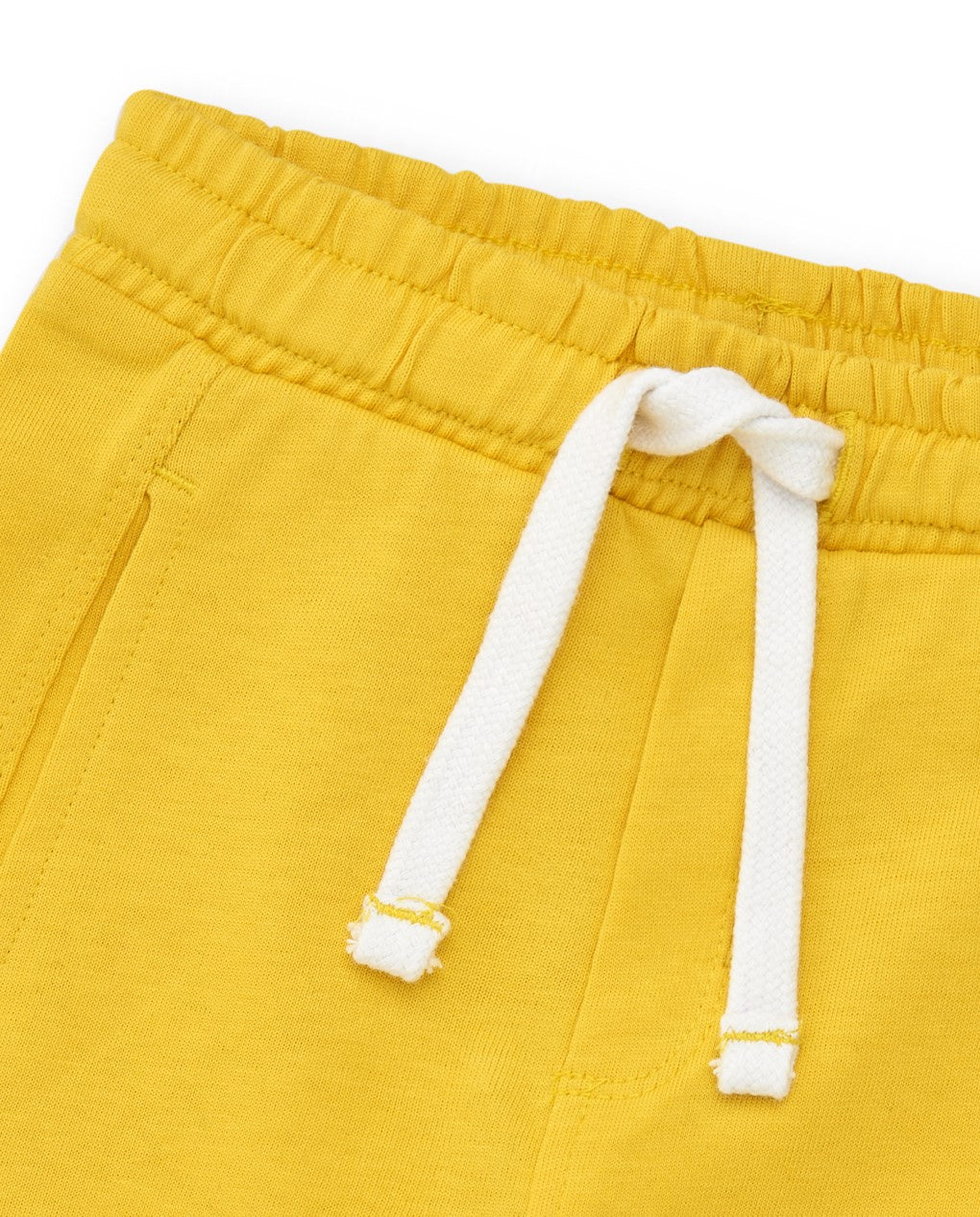 Bermuda amarilla para niño con cordón ajustable y bolsillos