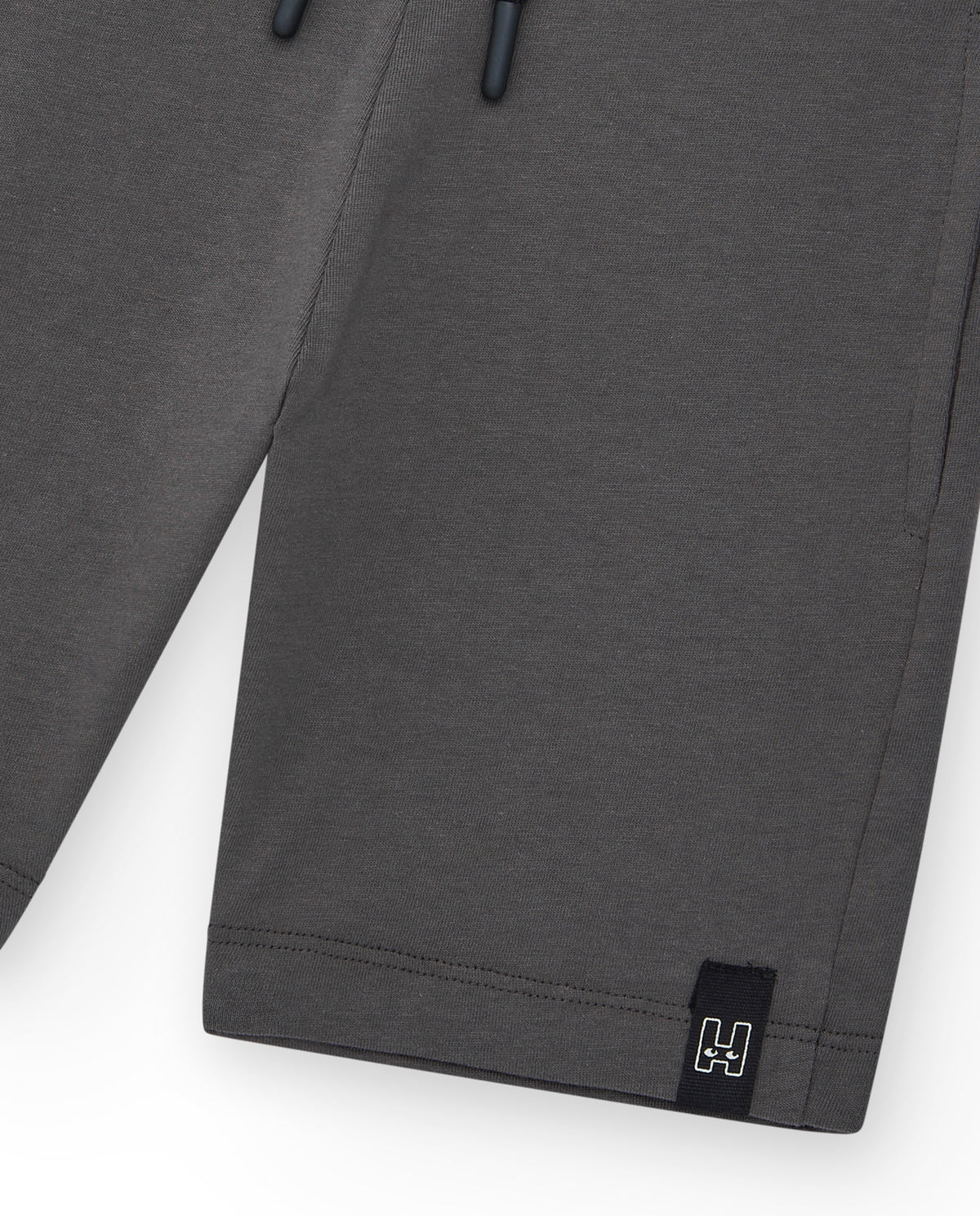 Bermudas para niño en gris con cintura ajustable y bolsillos