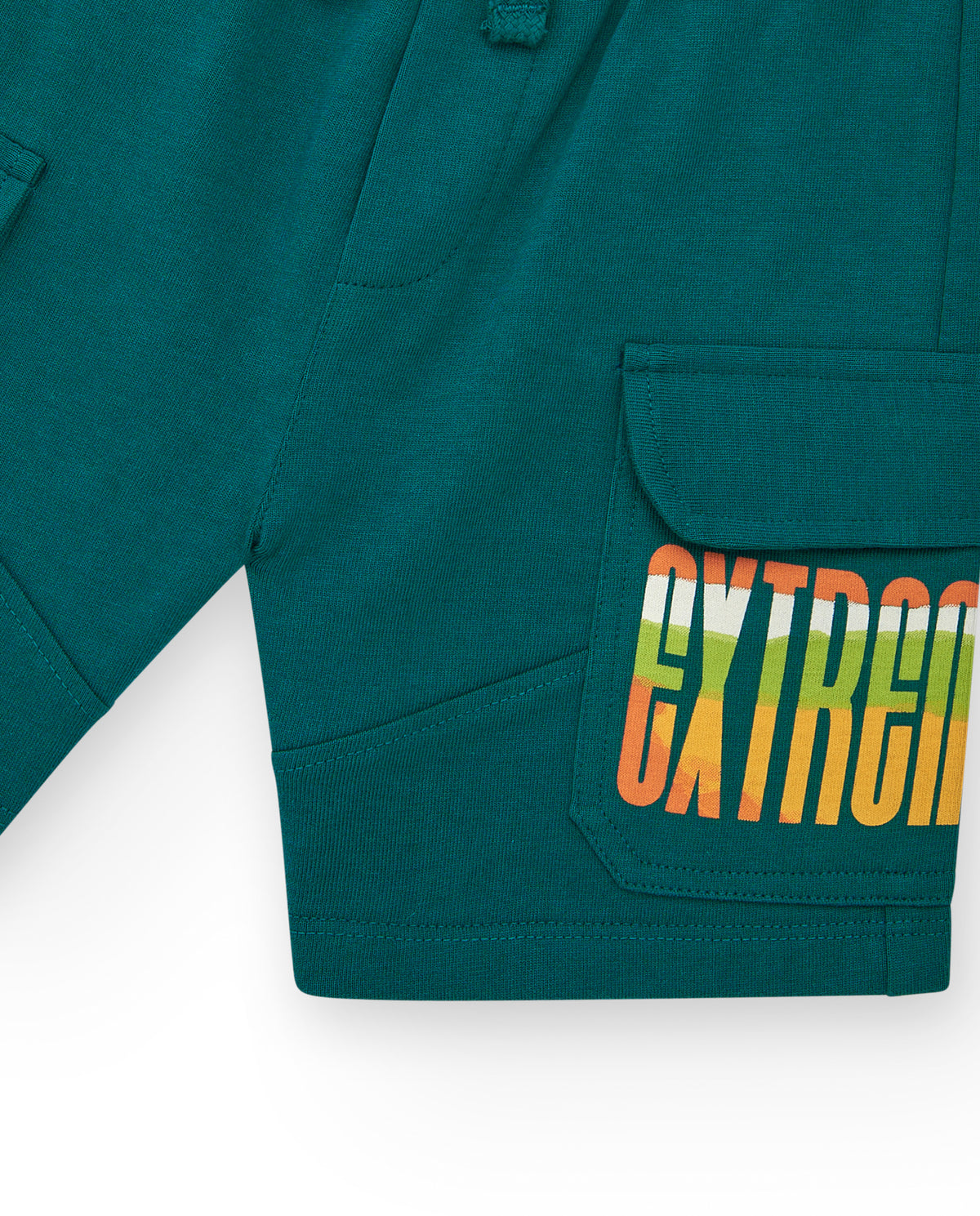 Bermudas para niño color verde con cintura elástica y bolsillos