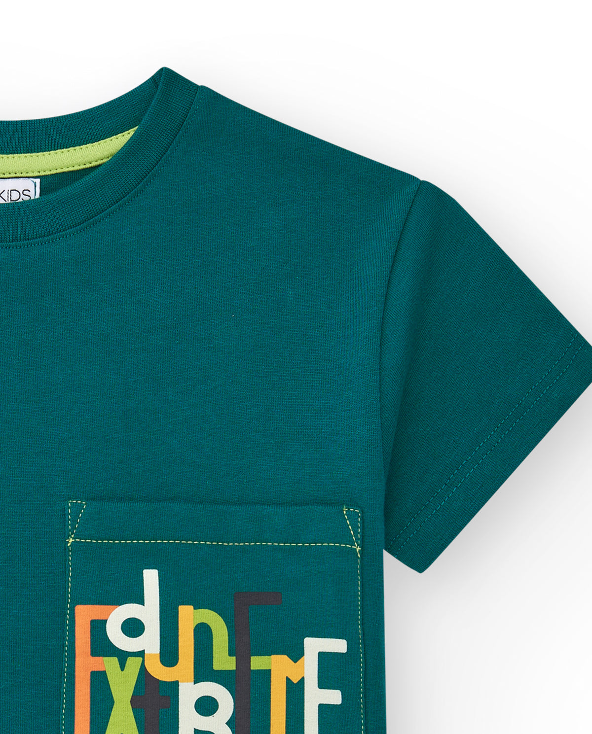Camiseta para niño en verde con bolsillo delantero