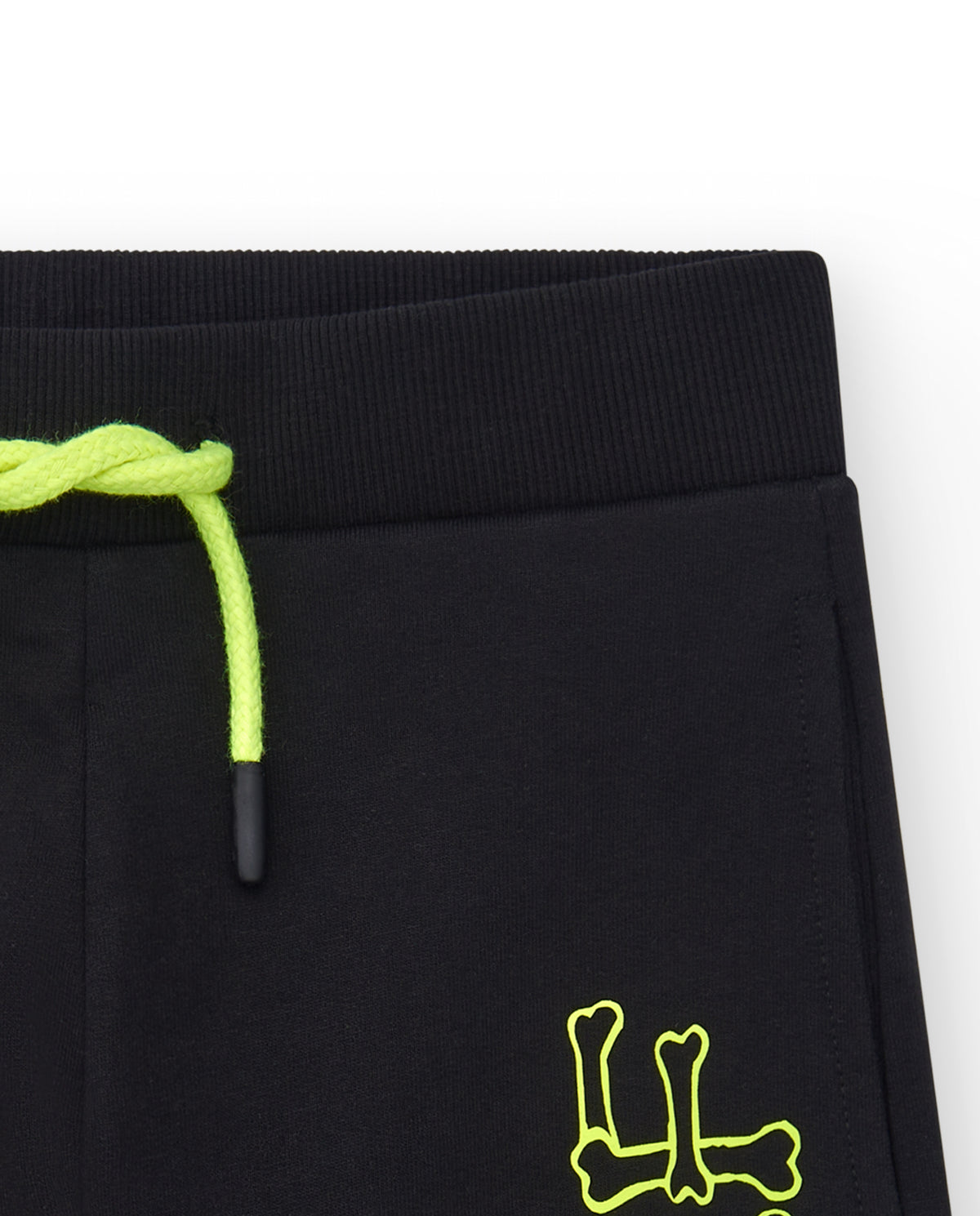 Bermudas para niño en negro con cintura elástica y bolsillo