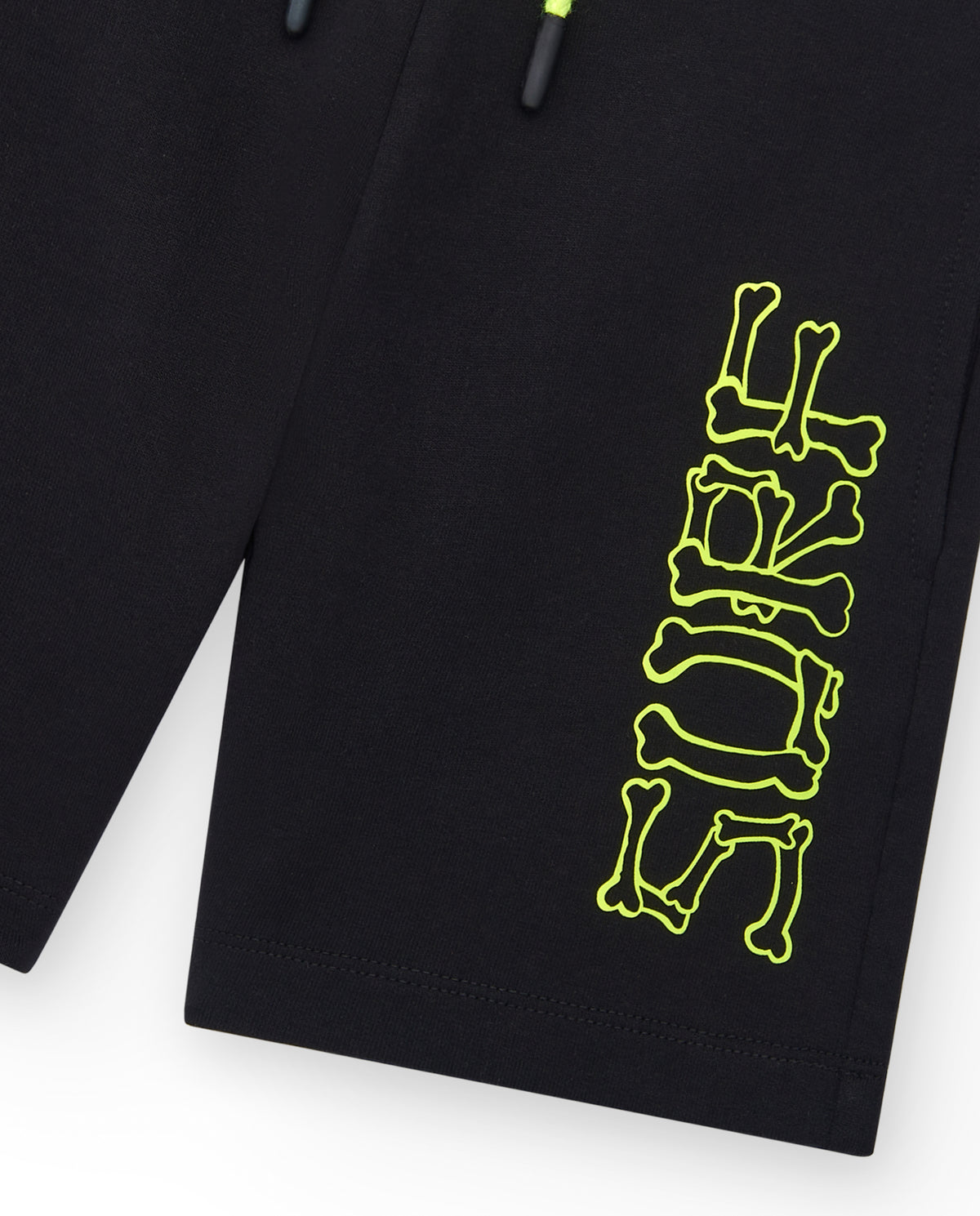 Bermudas para niño en negro con cintura elástica y bolsillo