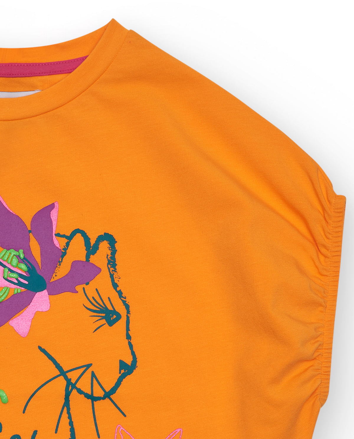 Camiseta para niña en naranja de manga corta y detalles florales