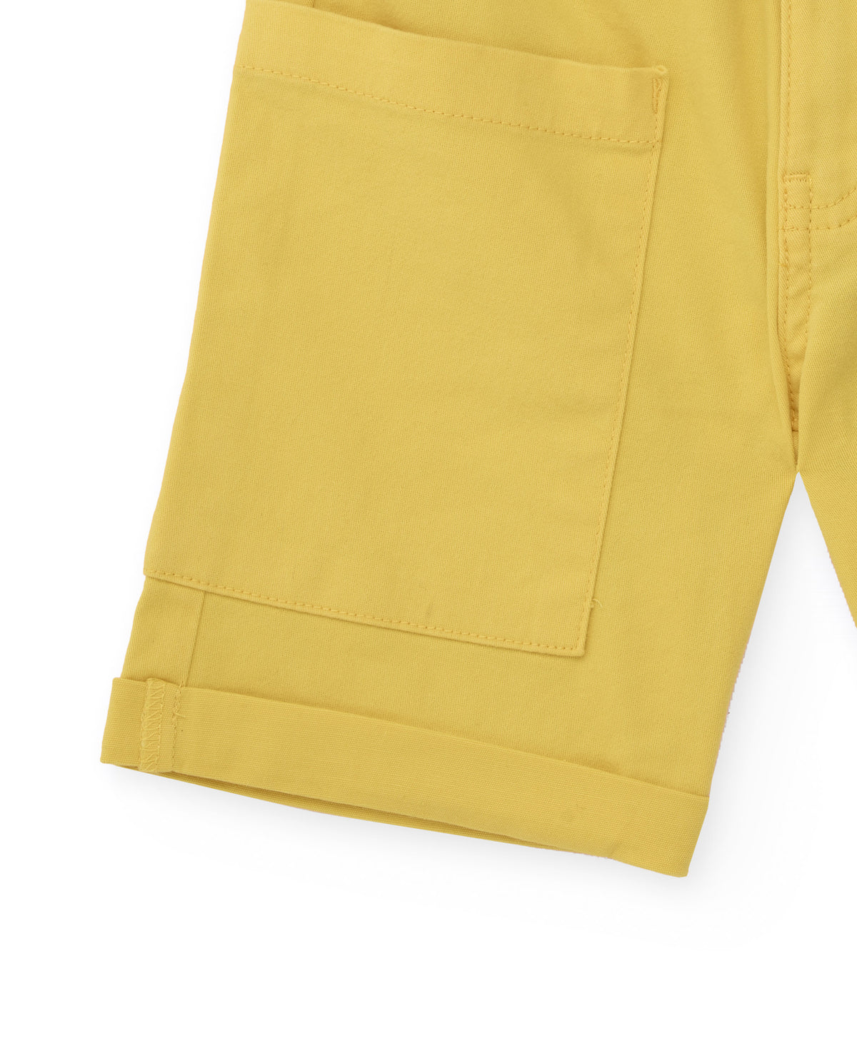 Bermuda para niño en color mostaza con bolsillos grandes