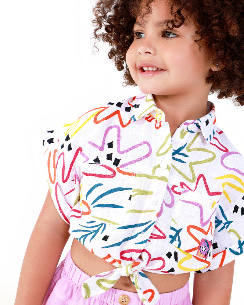 Camisa para niña en blanco con estampado y nudo frontal