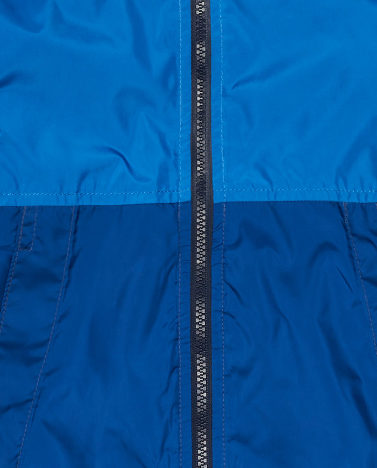 Cazadora para niño en azul con capucha y detalles a contraste.