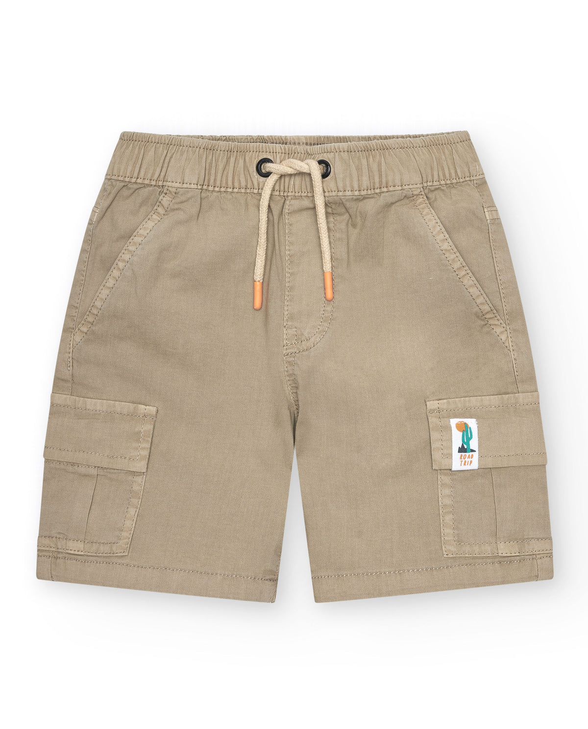Bermuda cargo para niño en color beige con bolsillos laterales
