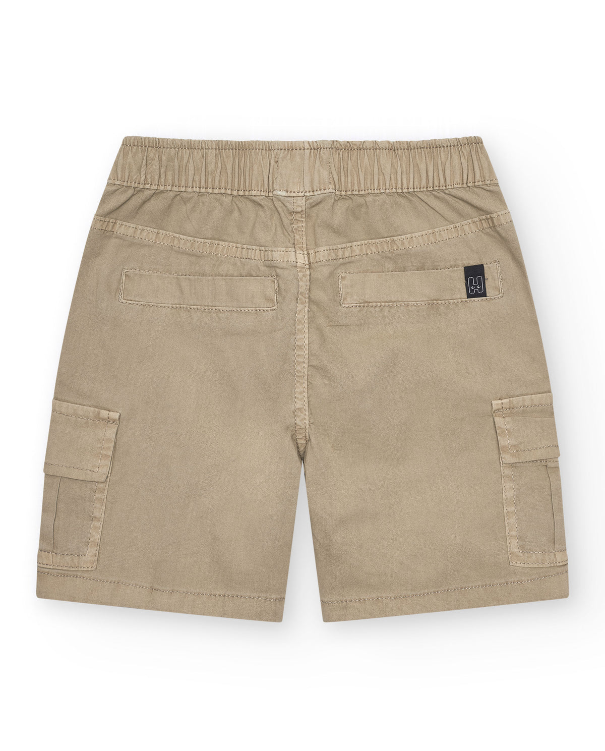 Bermuda cargo para niño en color beige con bolsillos laterales