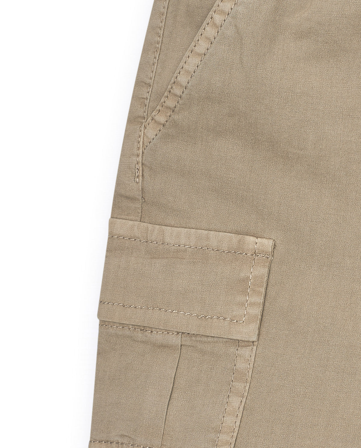 Bermuda cargo para niño en color beige con bolsillos laterales