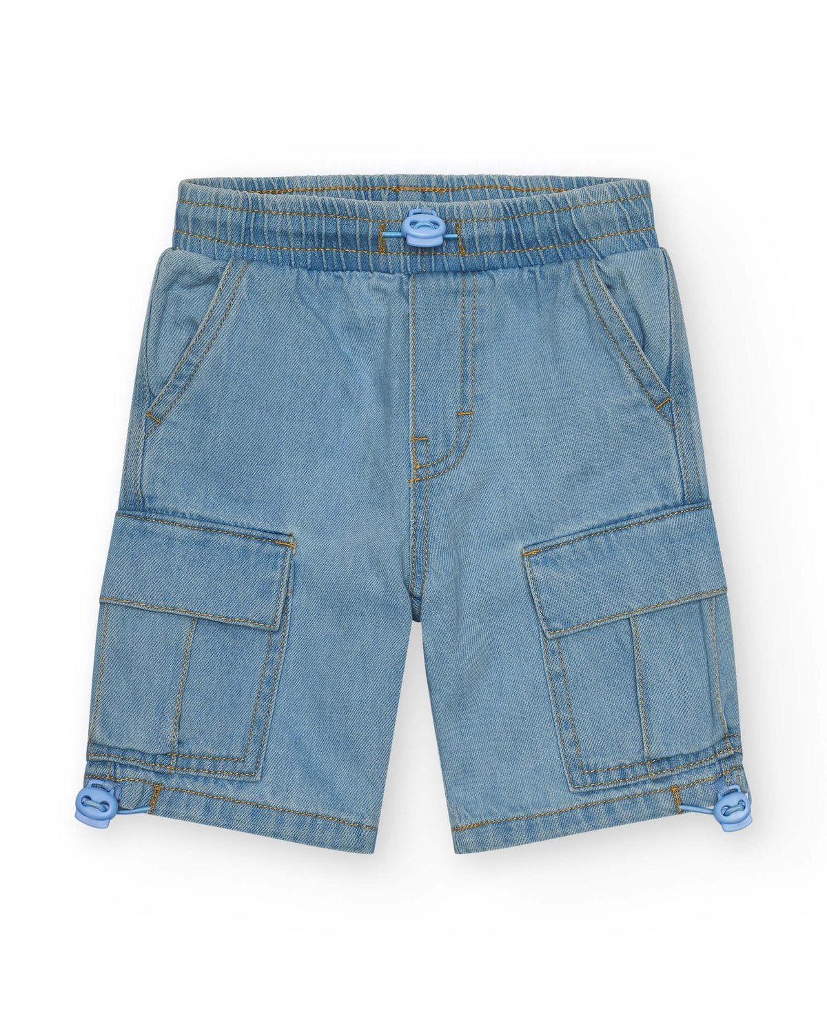 Bermuda cargo para niño en denim claro con bajos ajustables.