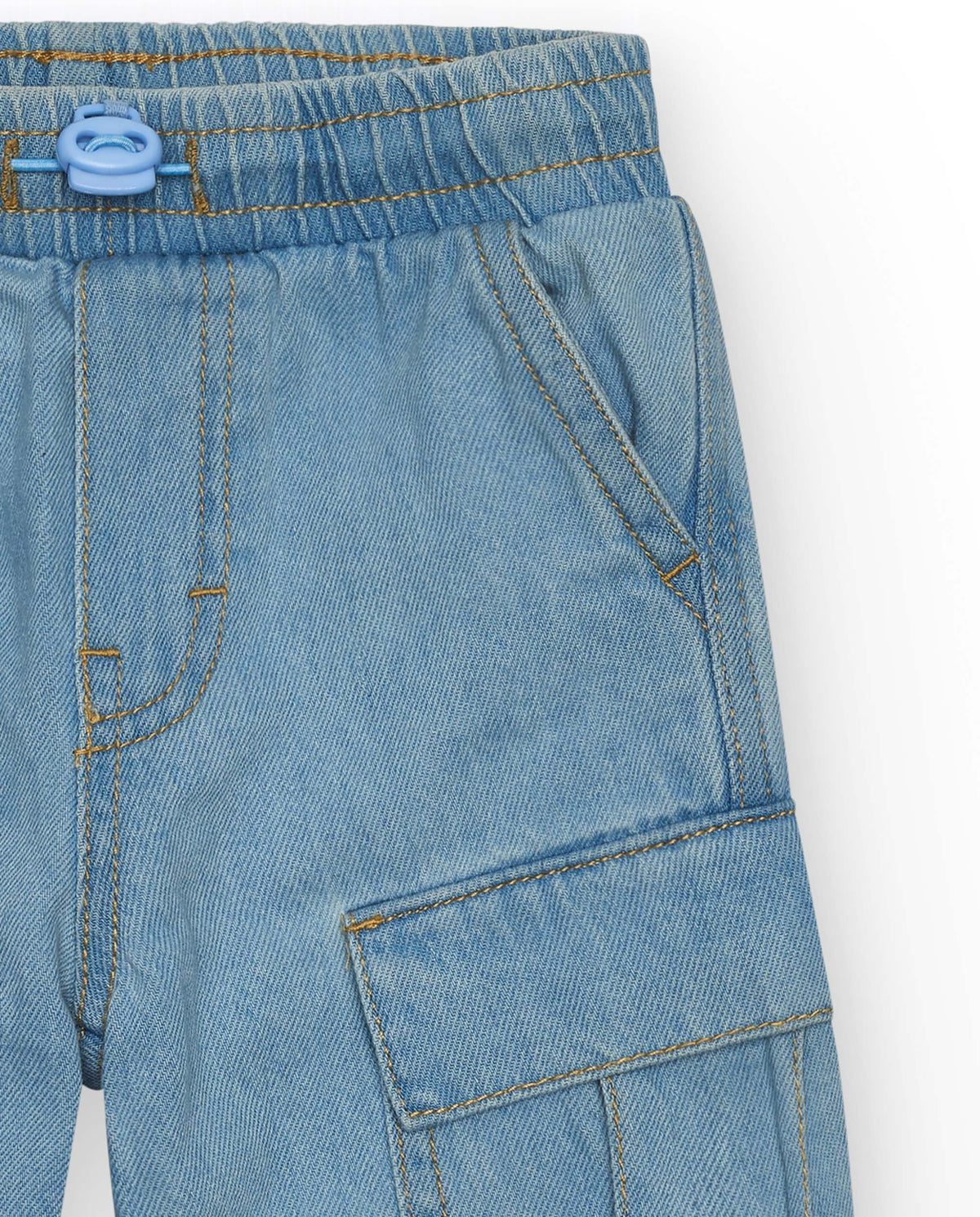 Bermuda cargo para niño en denim claro con bajos ajustables.
