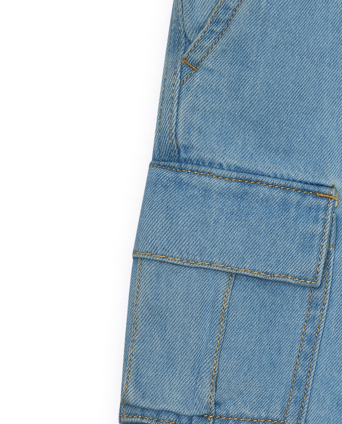 Bermuda cargo para niño en denim claro con bajos ajustables.