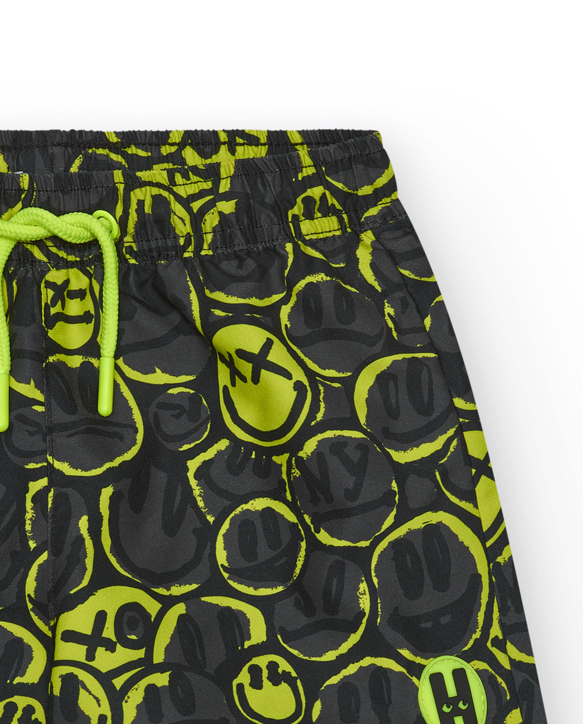 Bañador para niño en negro con estampado de emoticonos y cordón flúor.