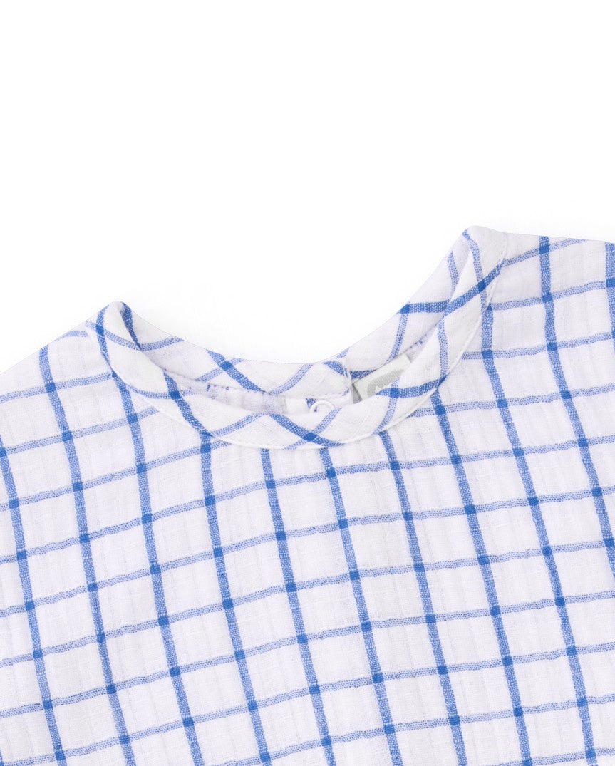 Conjunto de niño en blanco y azul con camiseta a cuadros y short vaquero