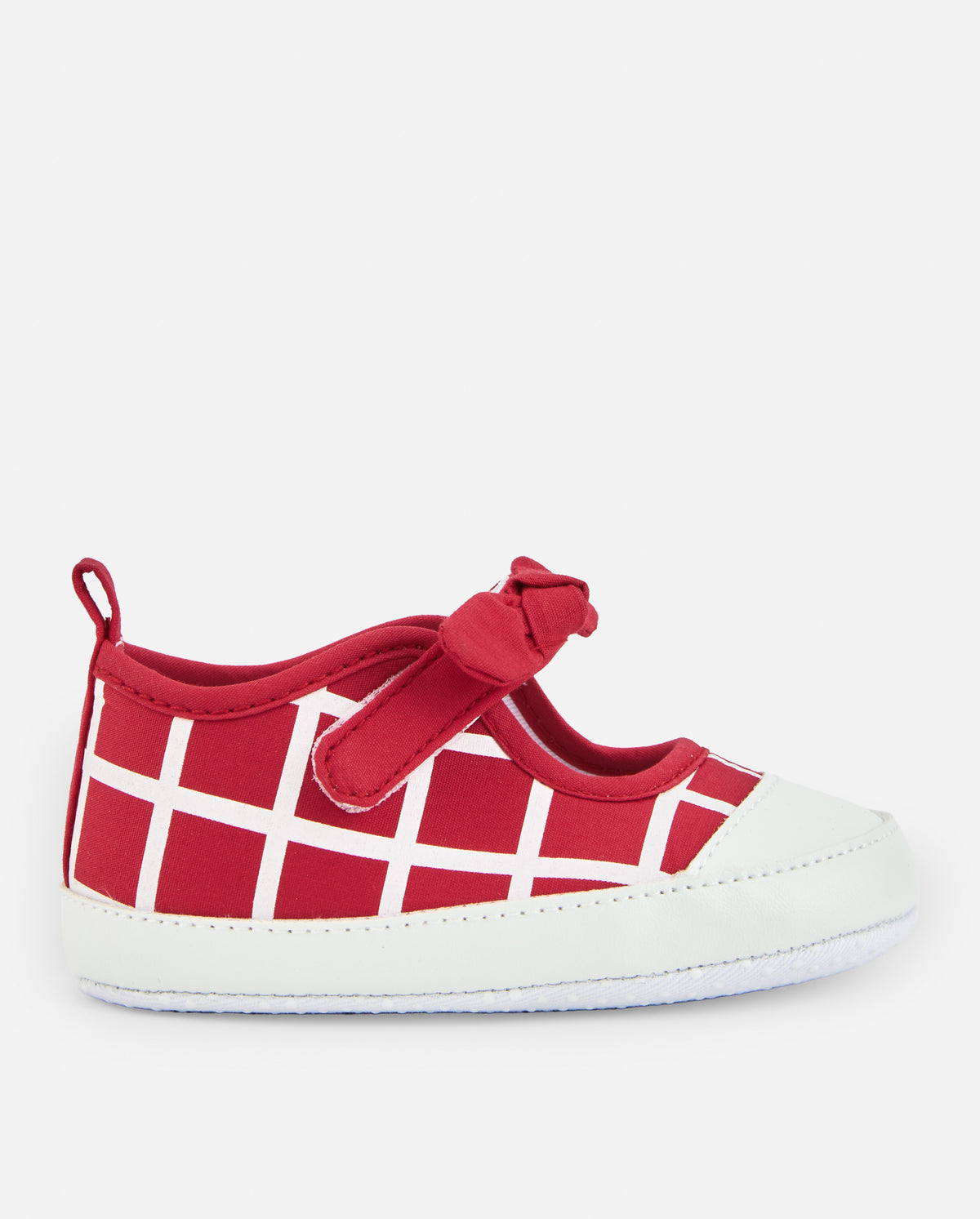 Merceditas de bebé niña en rojo con diseño de cuadros y lazo decorativo