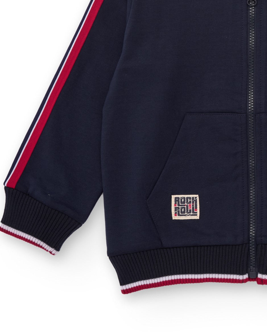 Chaqueta tipo bomber azul marino para niño con detalles en rojo