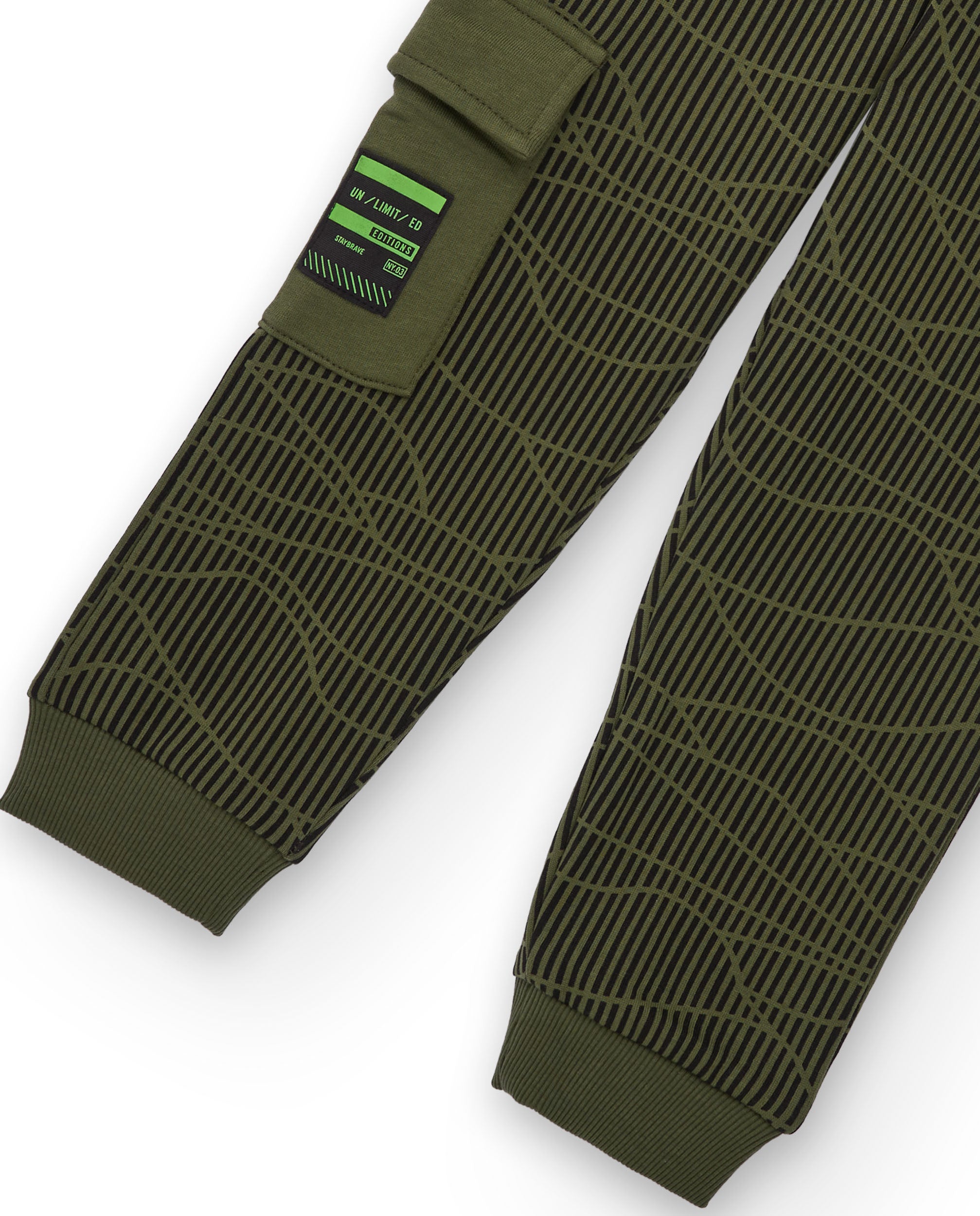 Pantalón jogger verde para niño con estampado gráfico y