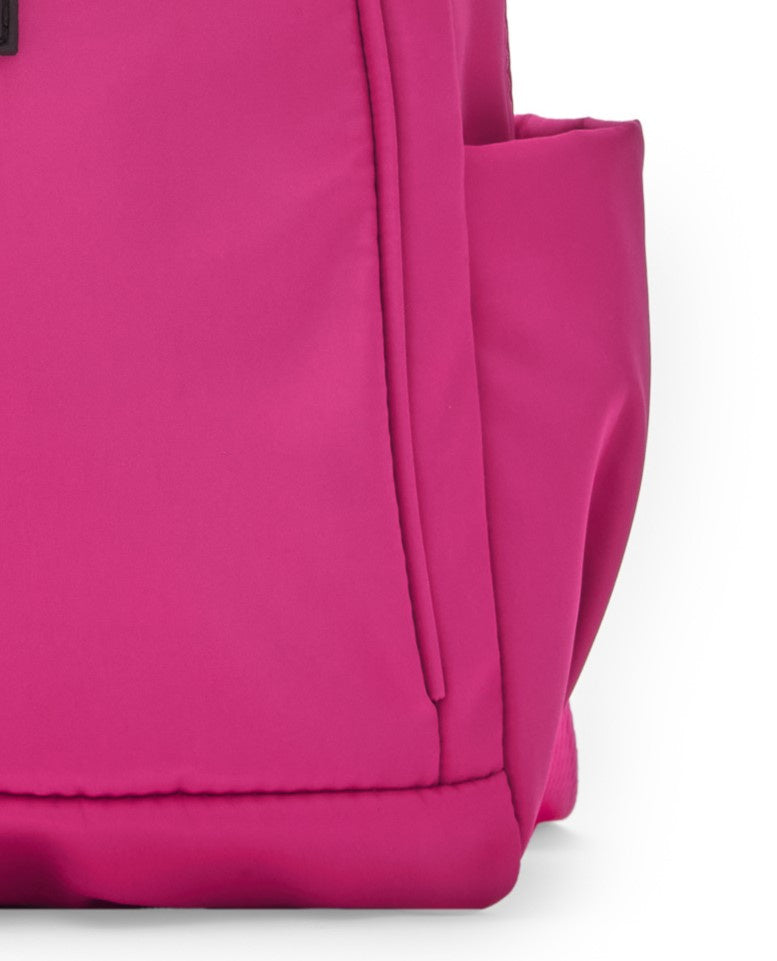 Mochila infantil color fucsia con bolsillos y parche frontal