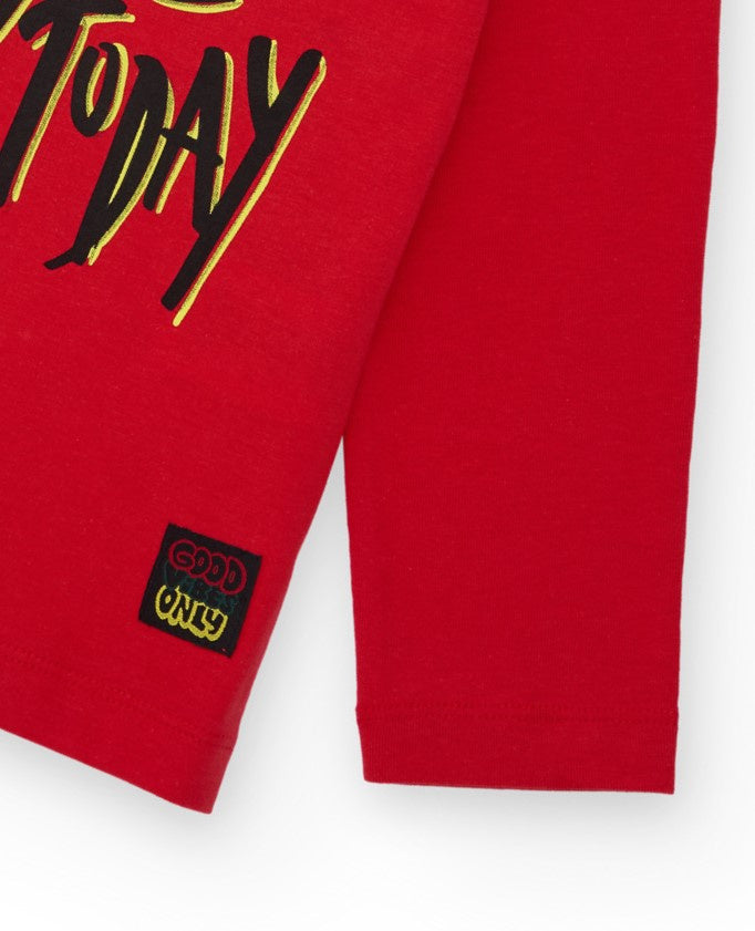 Camiseta roja de manga larga para niño con mensaje gráfico