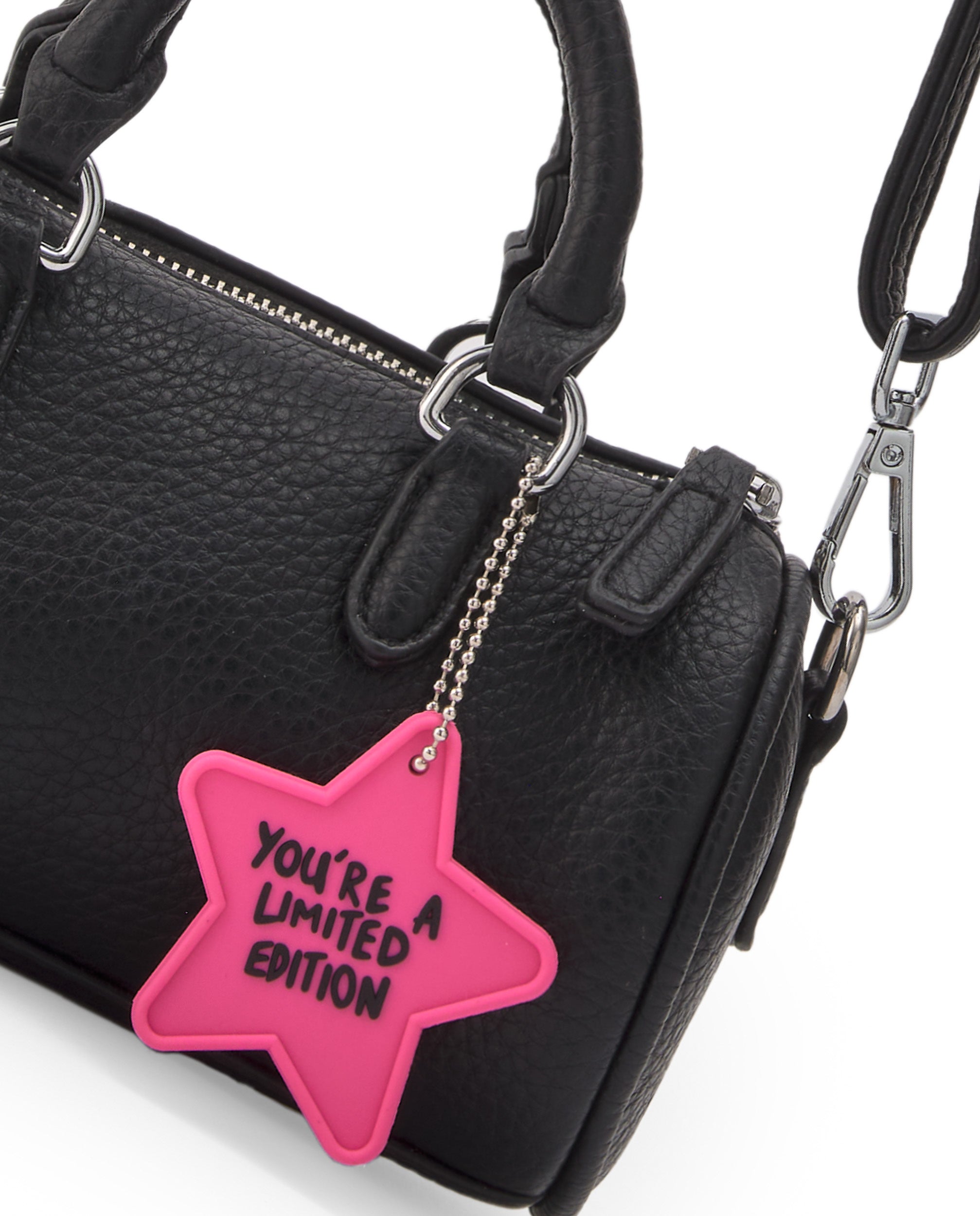 Bolso negro tipo bowling con llavero en forma de estrella