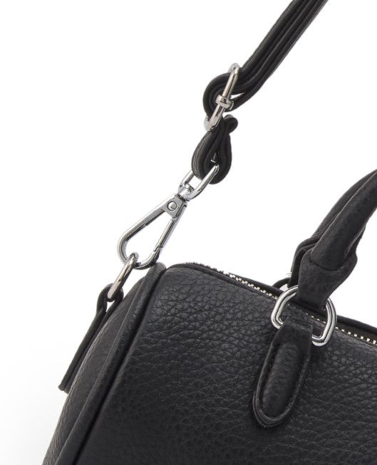 Bolso negro tipo bowling con llavero en forma de estrella