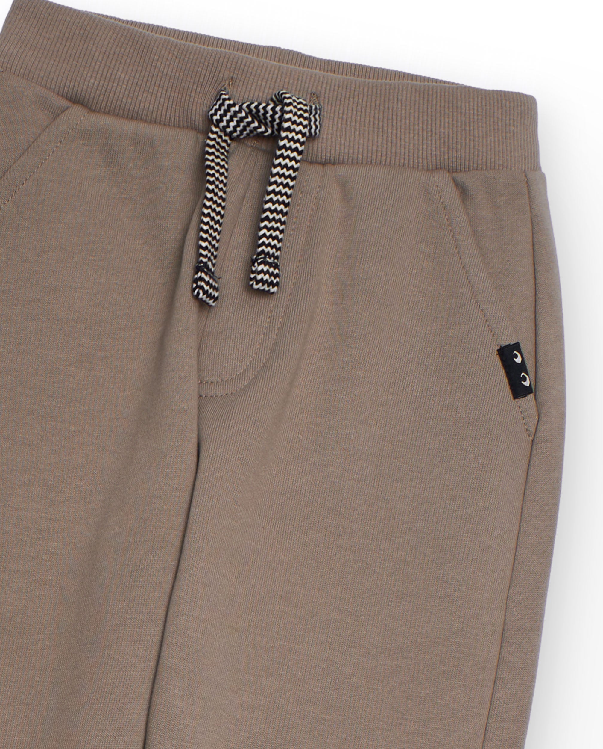 Pantalón jogger color topo para niño con cintura elástica