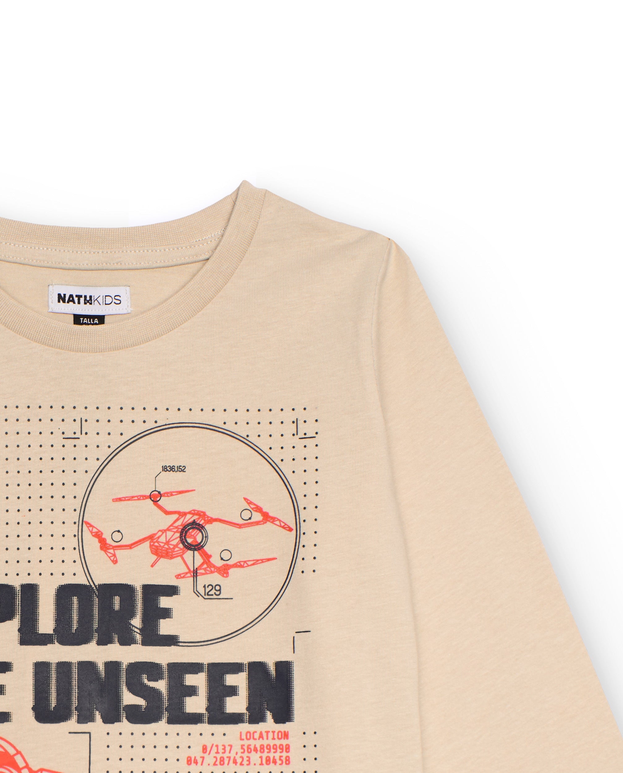 Camiseta beige de manga larga para niño con gráfico tecnológico