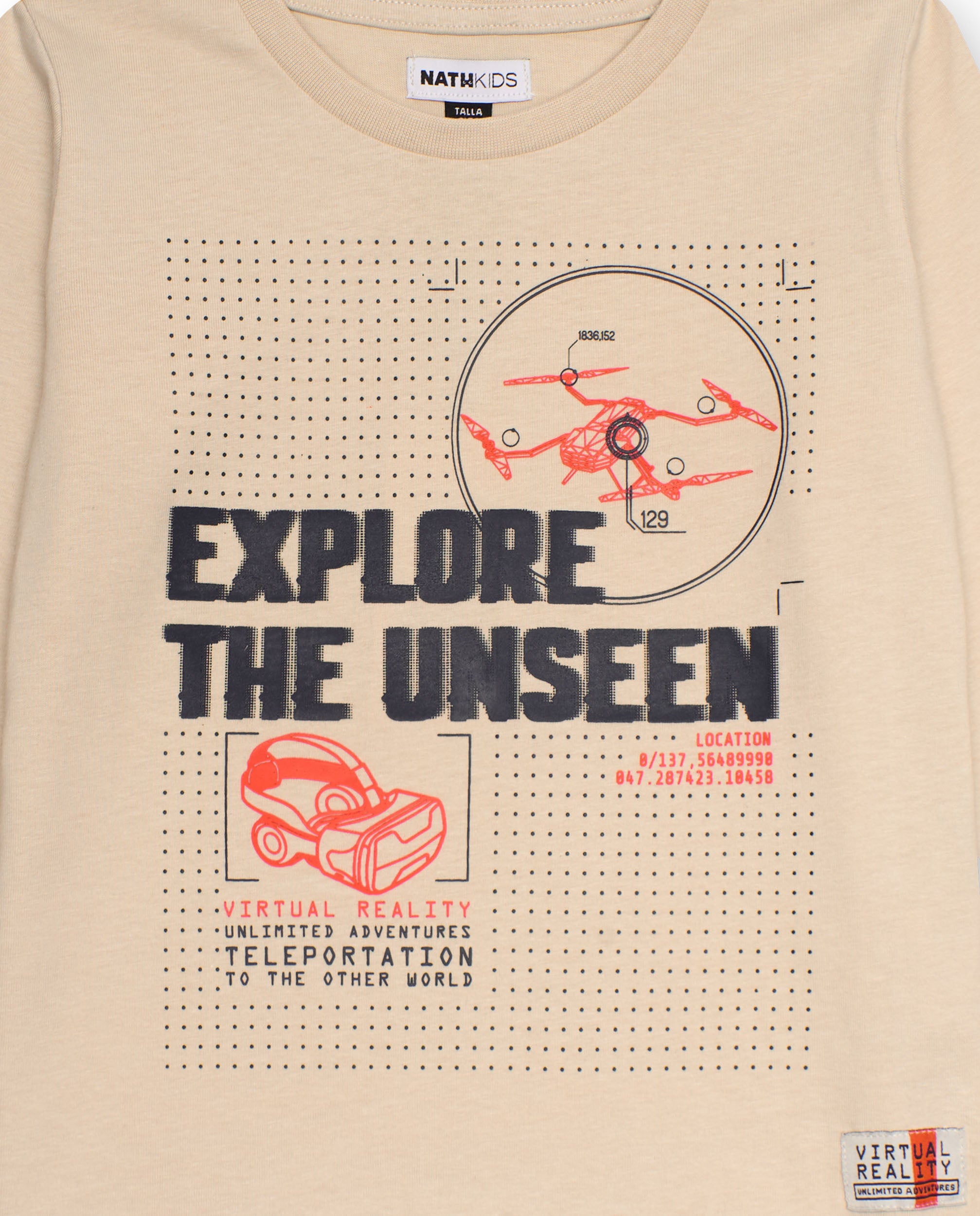 Camiseta beige de manga larga para niño con gráfico tecnológico