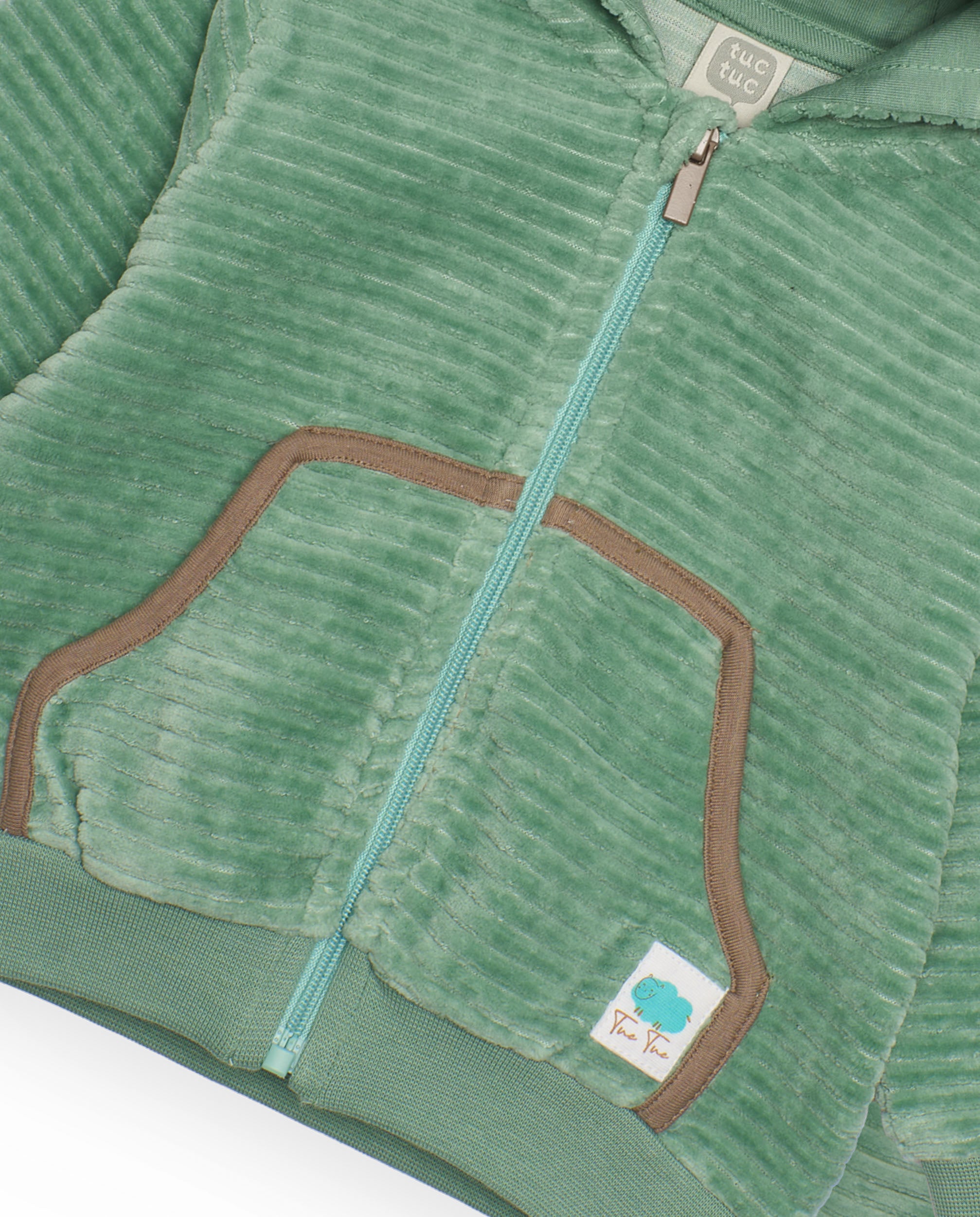 Conjunto de tres piezas para recién nacido en verde y blanco