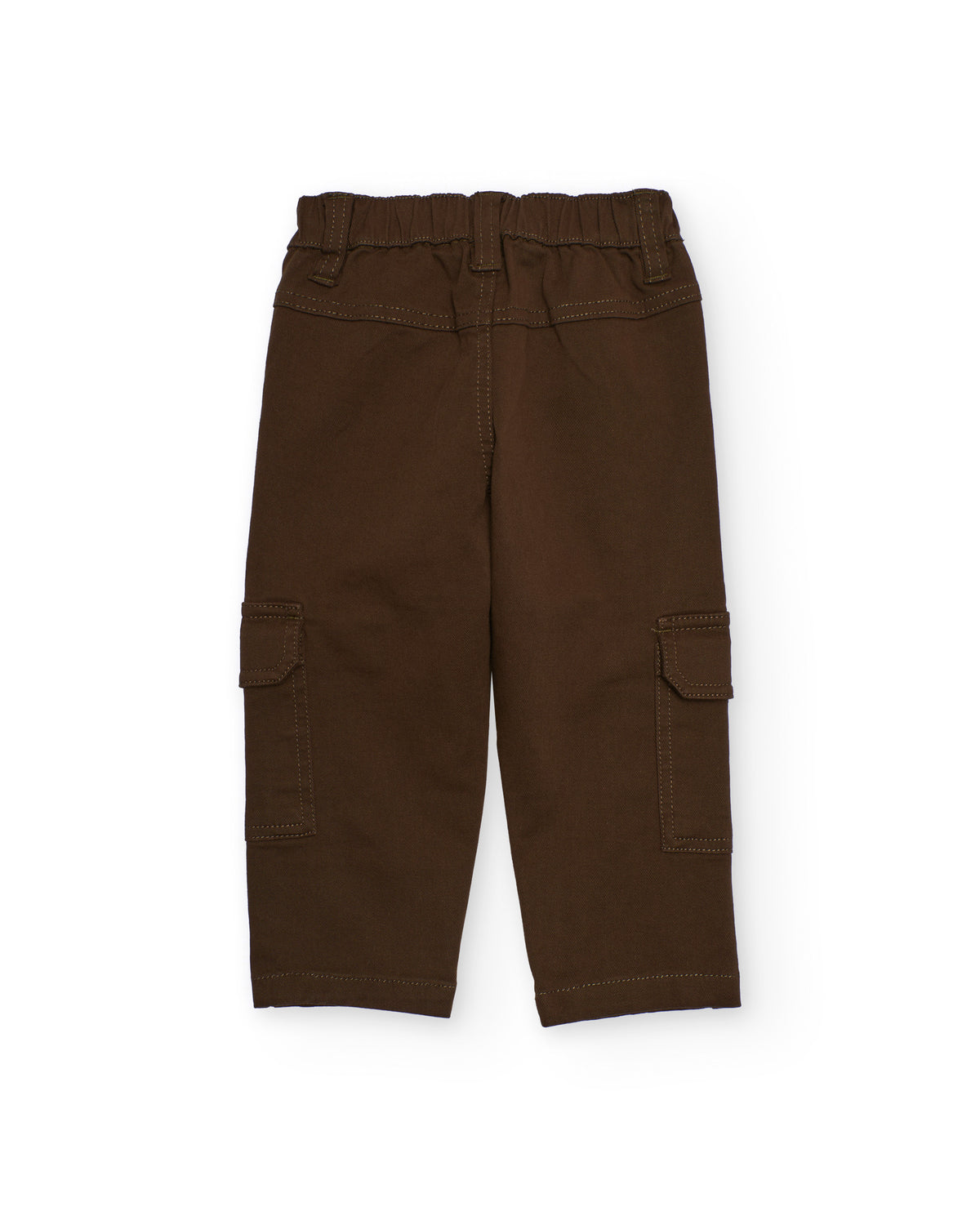 Pantalón cargo para niño color marrón con bolsillos laterales.
