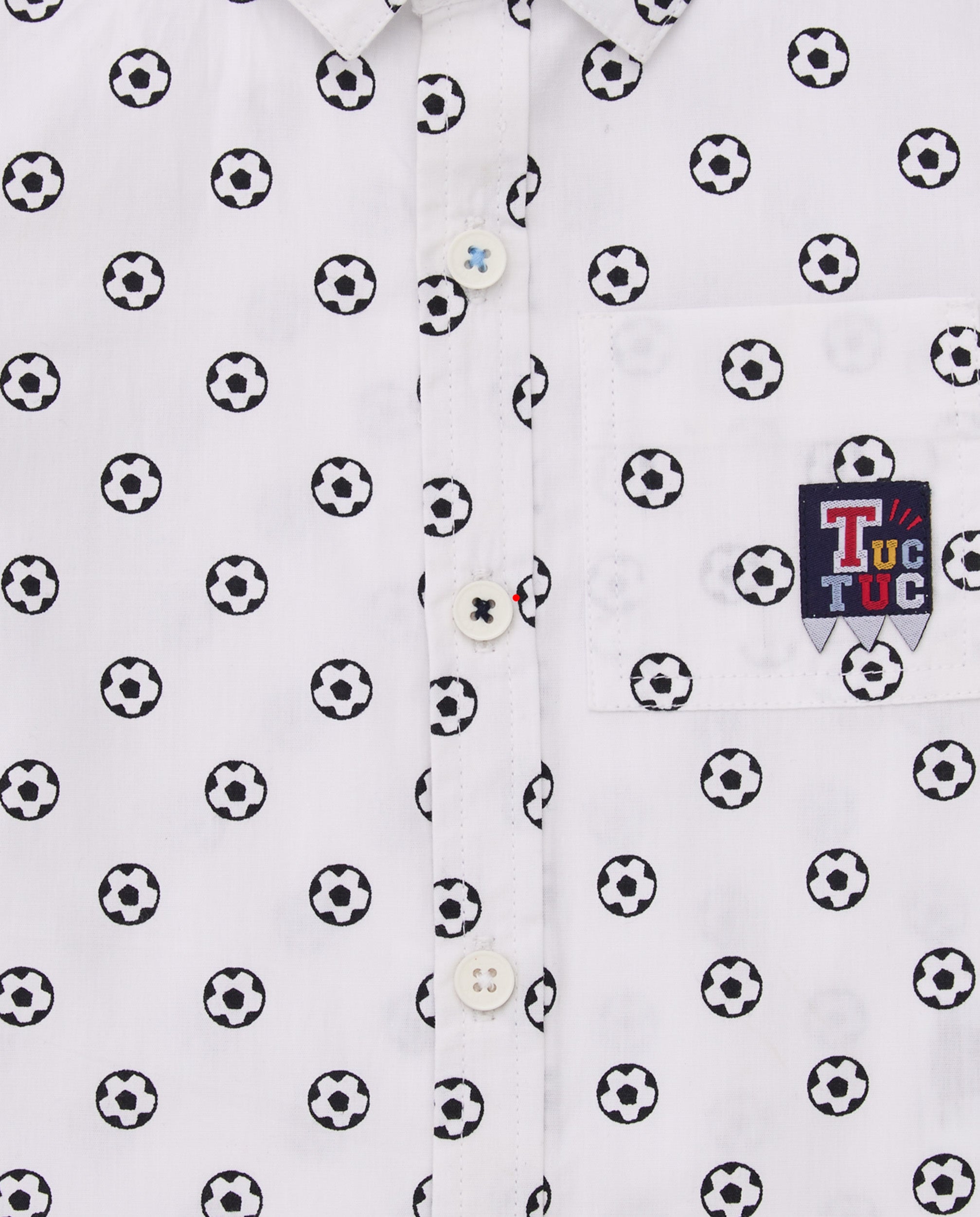 Camisa de popelín para niño en blanco con estampado de balones.